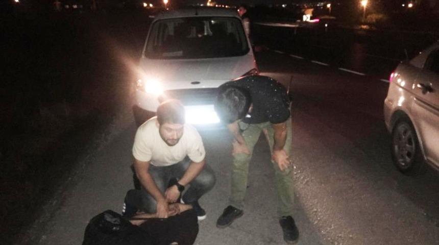 150 bin TL&rsquo;sini aldıkları vatandaşın evine ikinci kez gelince yakalandılar