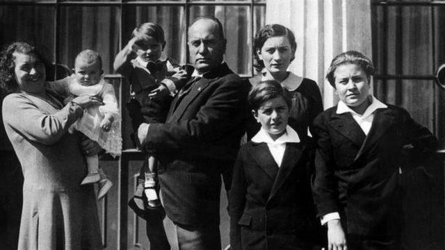 Benito Mussolini ailesiyle