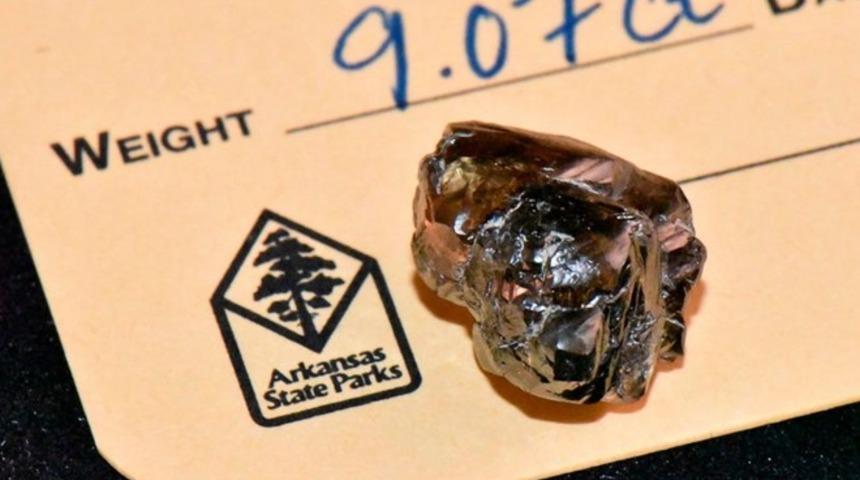 Parkta 9 karatlık elmas buldu