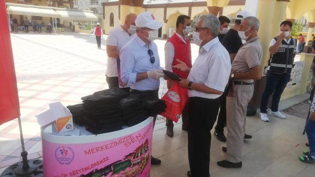 Vatandaşlara tek kullanımlık seccade dağıtımı yapıldı