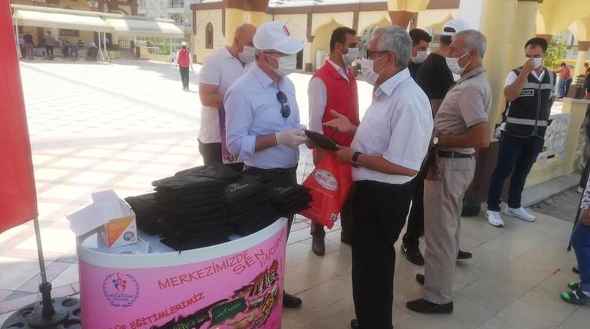 Vatandaşlara tek kullanımlık seccade dağıtımı yapıldı