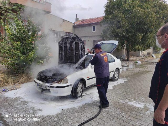 Park halindeki otomobilde yangın