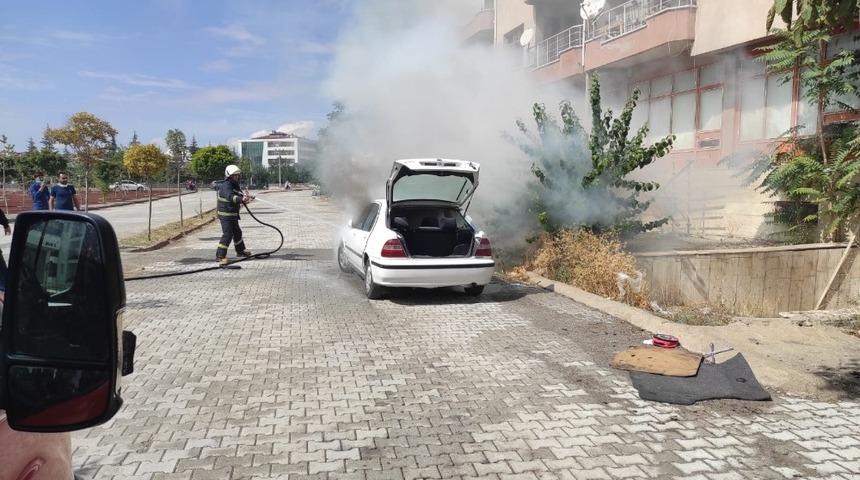 Park halindeki otomobilde yangın