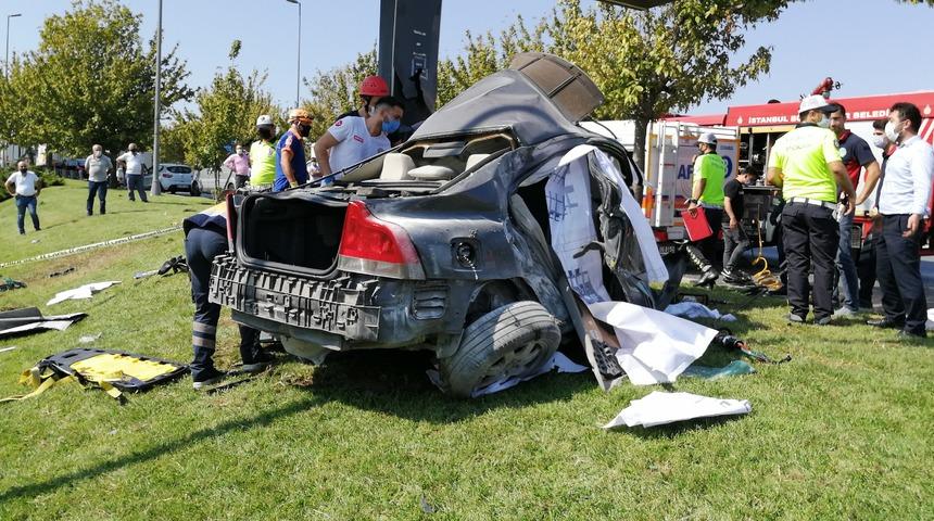 Bakırköy'de feci kaza! Otomobil içinde sıkışan sürücü hayatını kaybetti