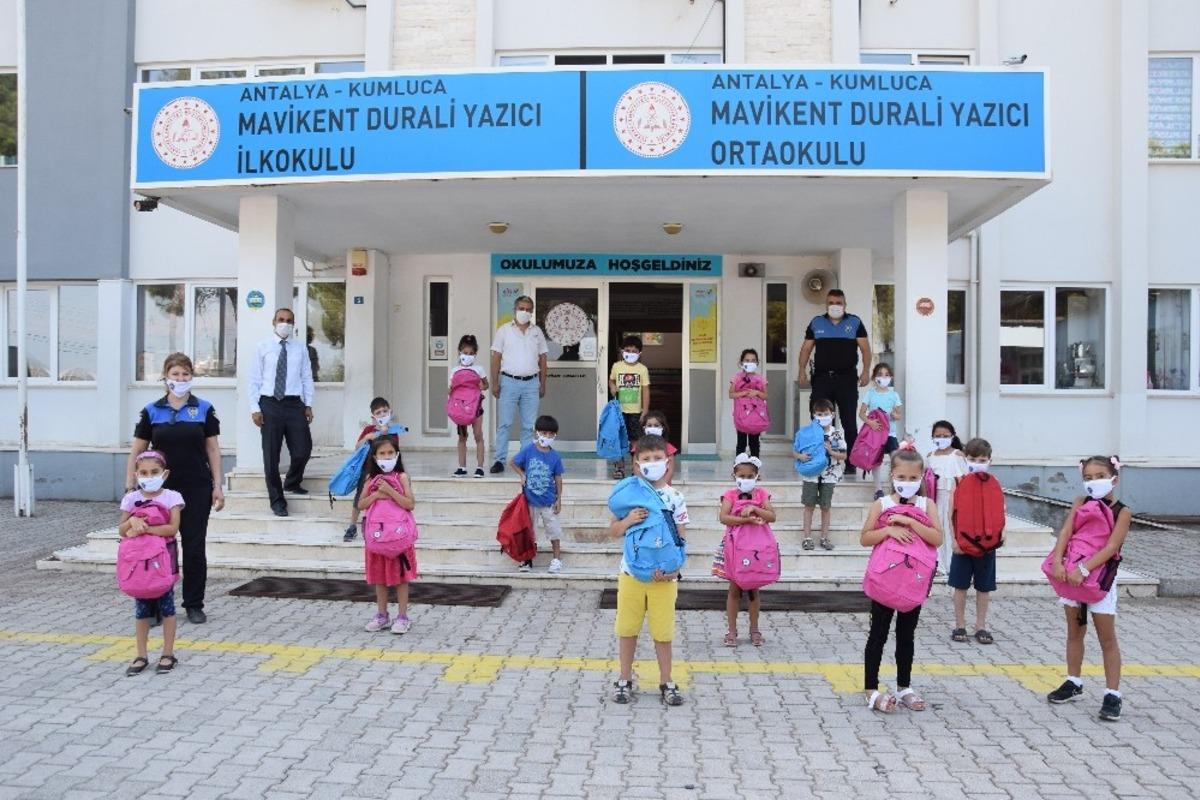 Kumluca&rsquo;da polisten miniklere moral hediyesi