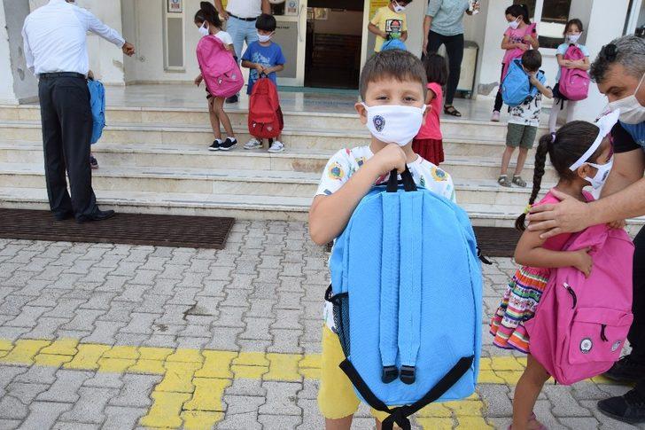 Kumluca’da polisten miniklere moral hediyesi G2