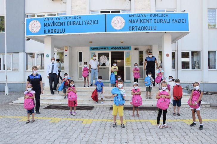 Kumluca’da polisten miniklere moral hediyesi G3