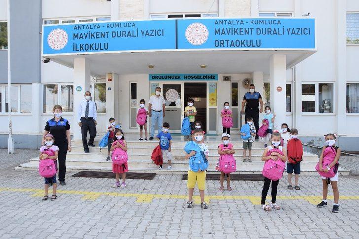 Kumluca’da polisten miniklere moral hediyesi G4