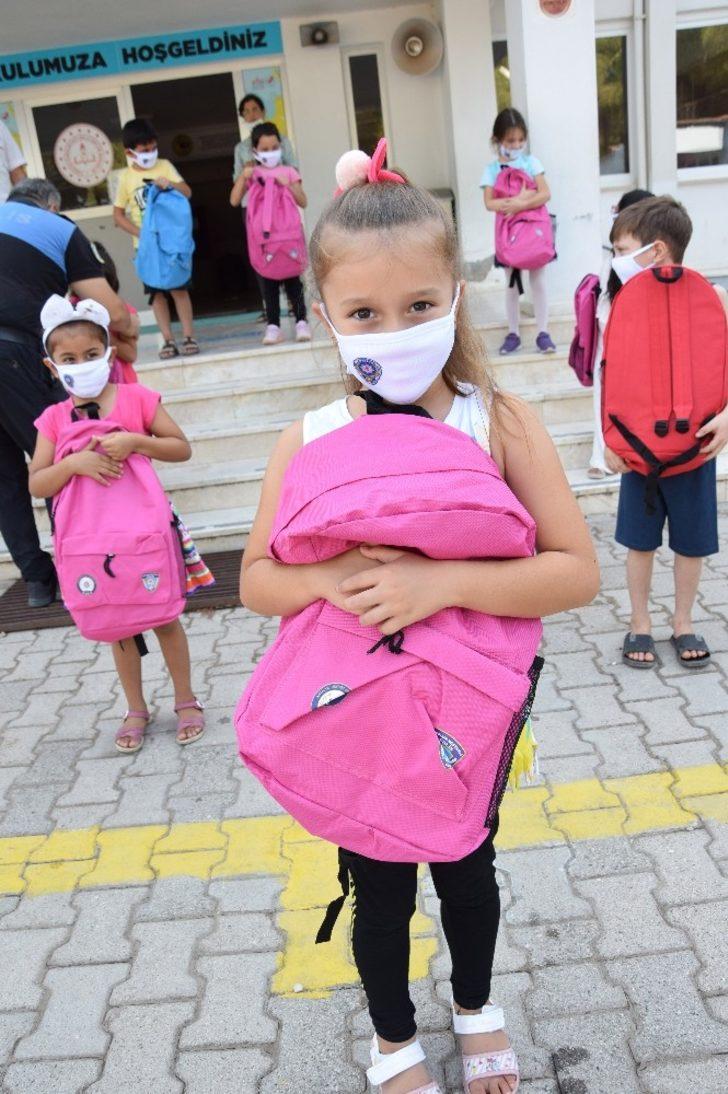 Kumluca’da polisten miniklere moral hediyesi G5