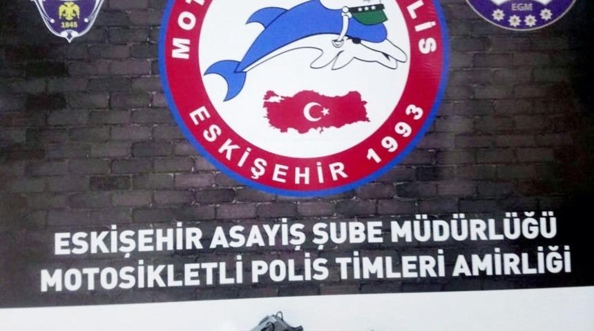 Yunus Timlerinin şüphelendikleri otomobilden ruhsatsız silahlar çıktı