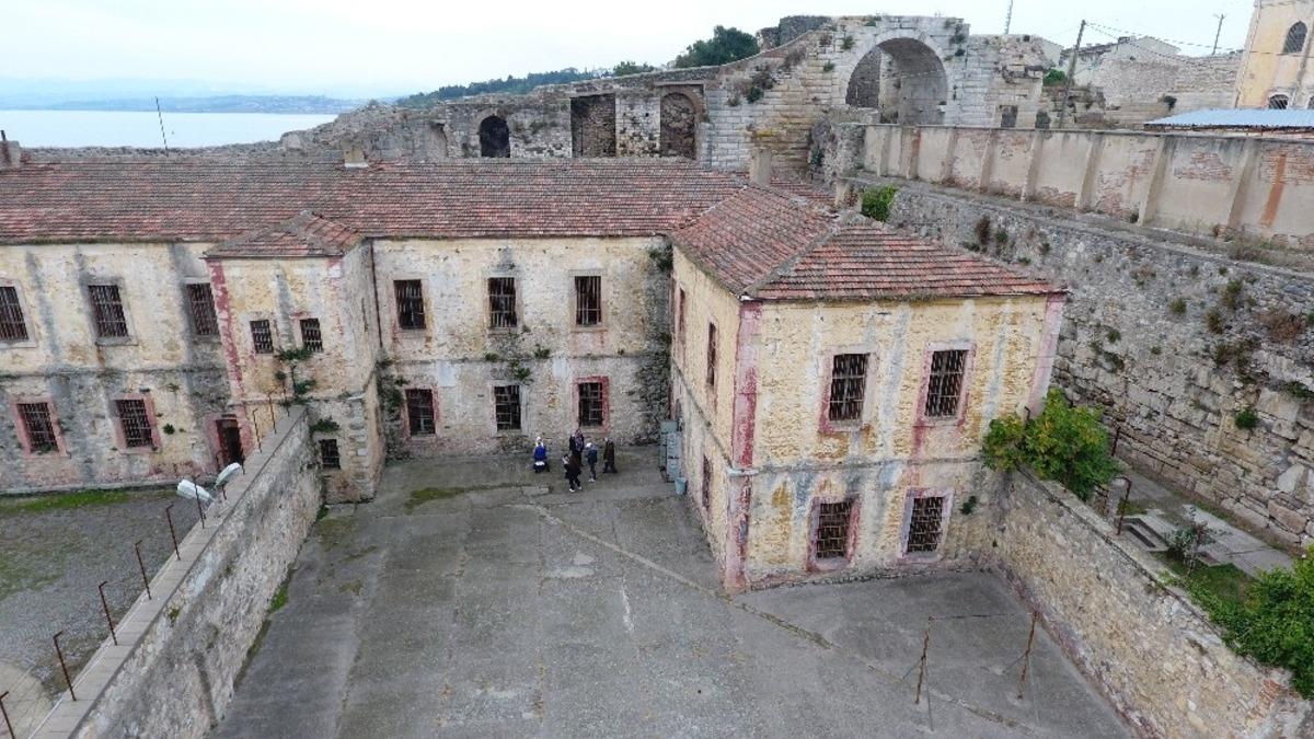 Sinop Tarihi Cezaevi&rsquo;nde Roma d&ouml;nemi kitabeleri bulundu