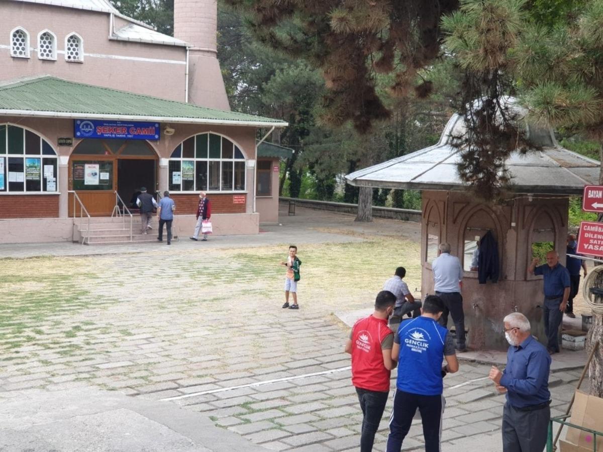 Suluova&rsquo;da tek kullanımlık seccade dağıtımı