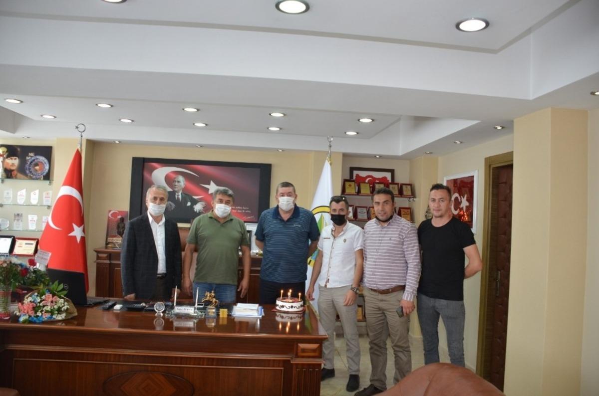 Tekin Doğum g&uuml;n&uuml;n&uuml; kutlayan gazetecilere Kent Meydanı m&uuml;jdesi verdi