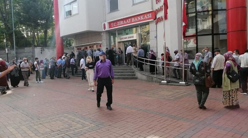 Maaş kuyruğu koronavir&uuml;s dinlemedi