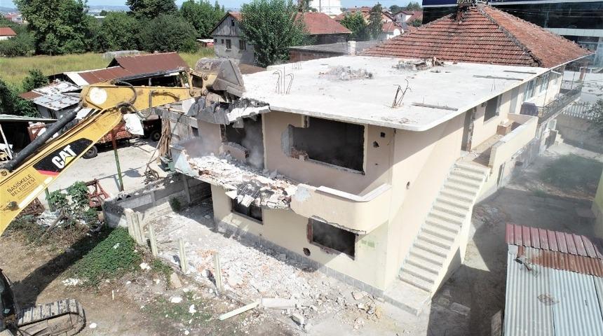 Başiskele’de can güvenliğini tehdit eden  metruk binalar yıkılıyor