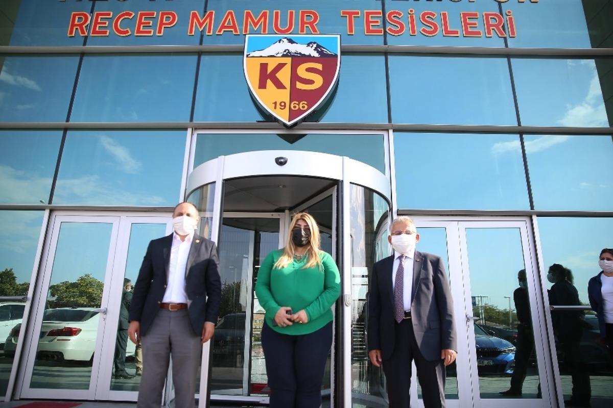 Başkan B&uuml;y&uuml;kkılı&ccedil;&rsquo;tan Kayserispor&rsquo;a ma&ccedil; &ouml;ncesi moral ziyareti