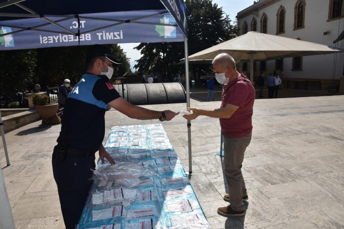 İzmit&rsquo;te Cuma namazı &ouml;ncesi &uuml;cretsiz maske dağıtıldı