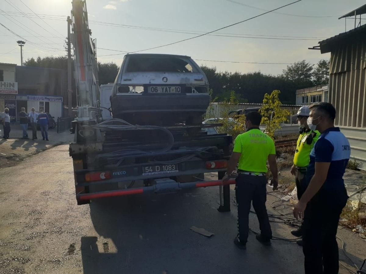 Sakarya&rsquo;da polis ile zabıta ekipleri hurda ve atıl ara&ccedil; avına &ccedil;ıktı