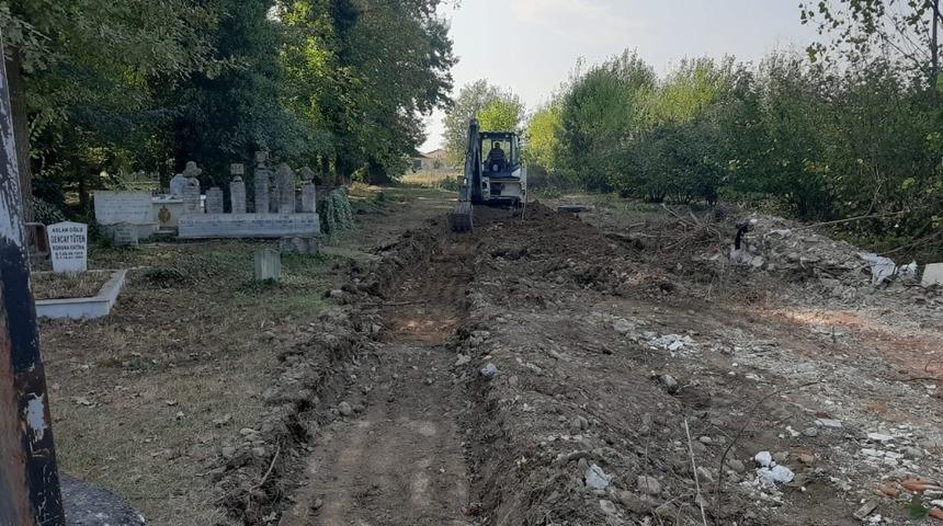 Mezarlıkların &ccedil;evre duvarları yapılıyor