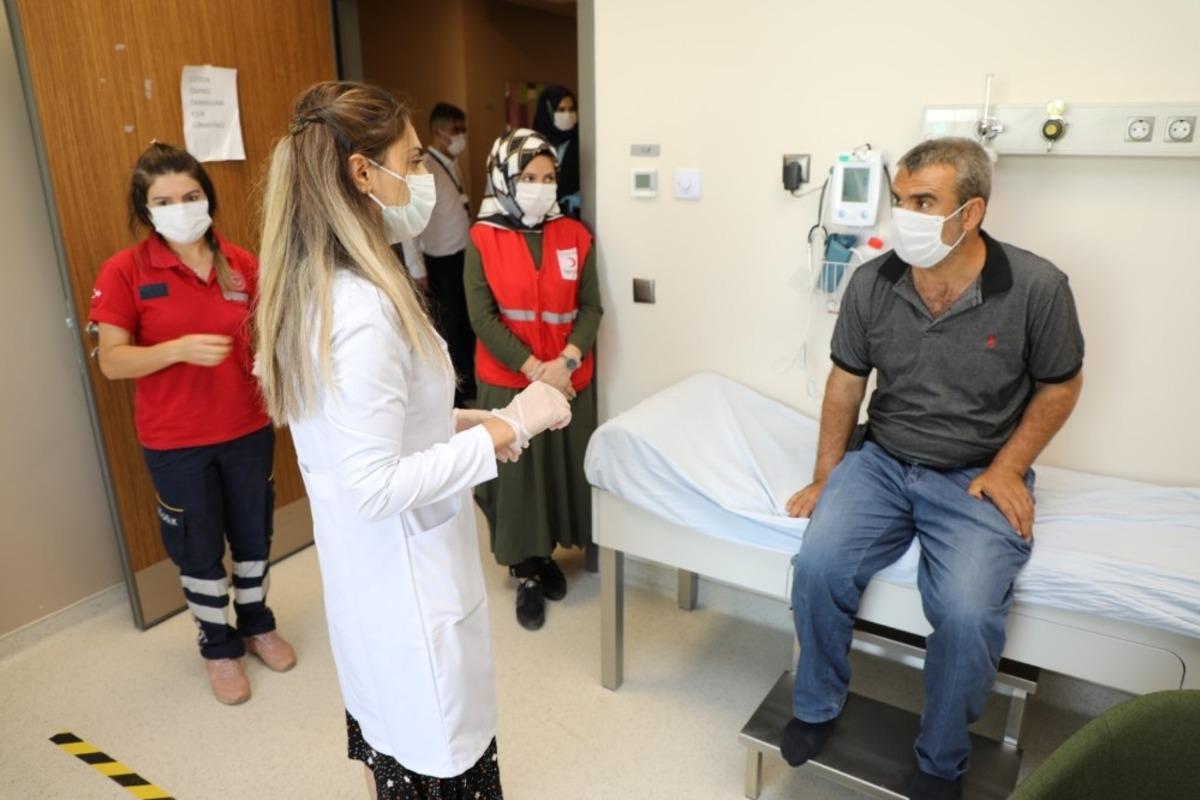 Vali maskelerini almıştı, hem tedavisi başladı, hem de maaş bağlandı