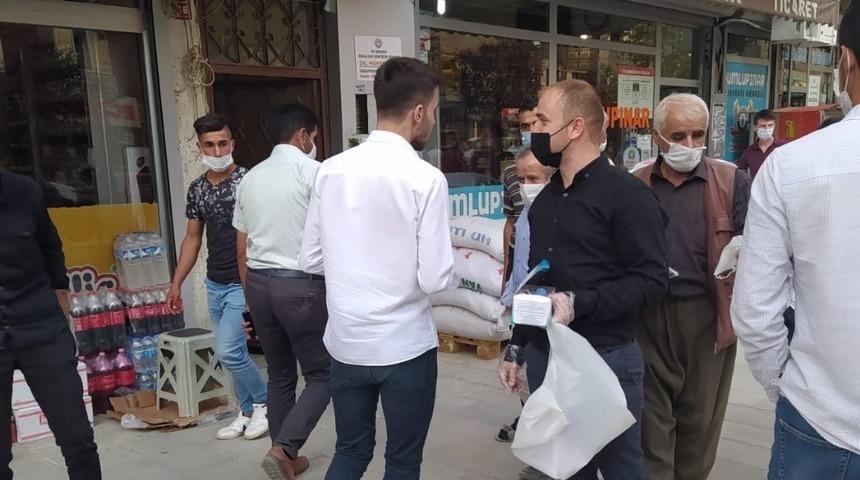 Başkan Aydoğdu vatandaşlara maske dağıttı