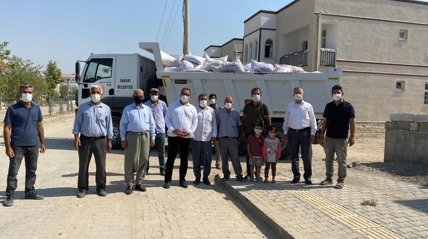 Başkan Fırat, yardım kampanyasına bademle destek