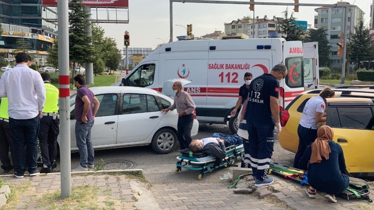 Elazığ&rsquo;da otomobiller &ccedil;arpıştı:2 yaralı