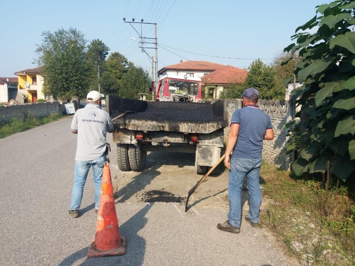 Bozuk asfaltlarda yamalar s&uuml;r&uuml;yor