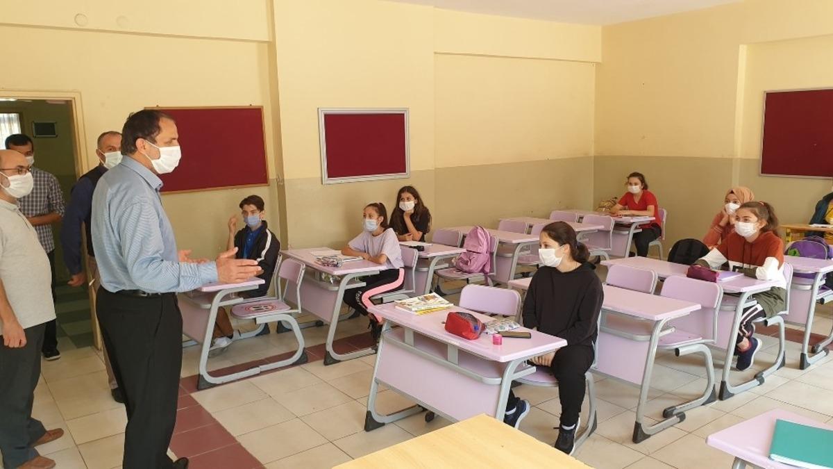 Başkan Şahin Kaynaşlı&rsquo;da okulları ziyaret etti