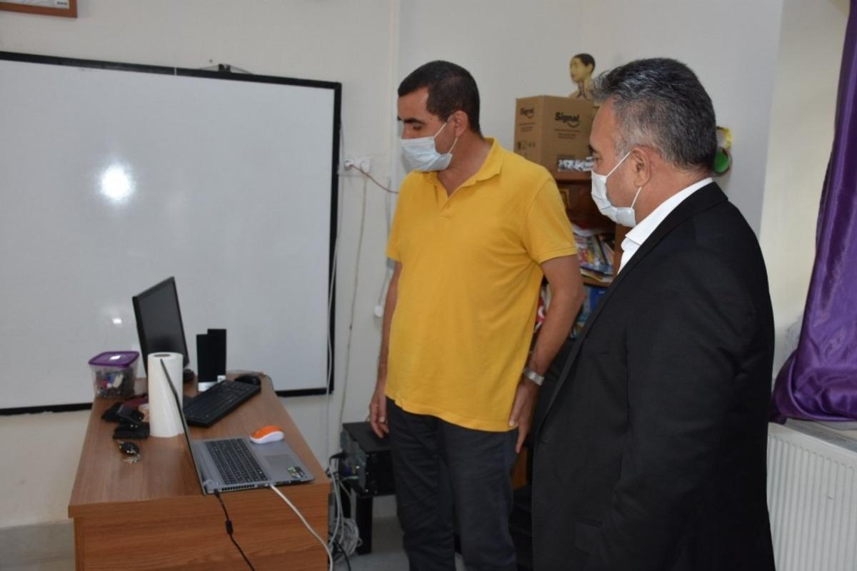 &Ouml;ğretmenler evleri yerine okulları tercih etti