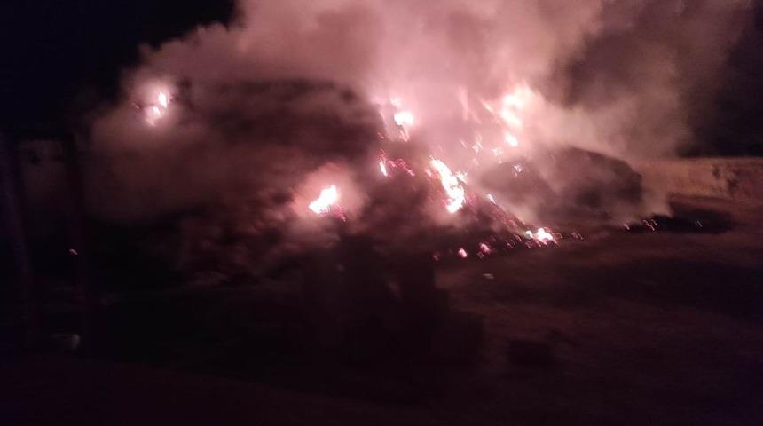 Evin bahçesindeki 4 bin saban balyası yanıp kül oldu