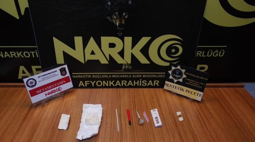 Polis durdurduğu ara&ccedil;larda uyuşturucu ve ruhsatsız silahla yakaladı