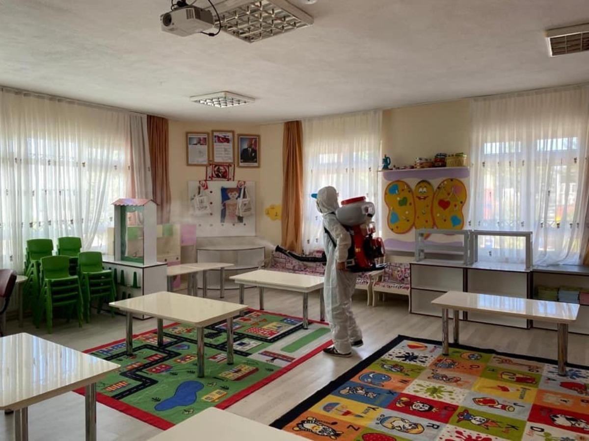 Kuşadası&rsquo;ndaki okullarda dezenfeksiyon işlemi s&uuml;r&uuml;yor