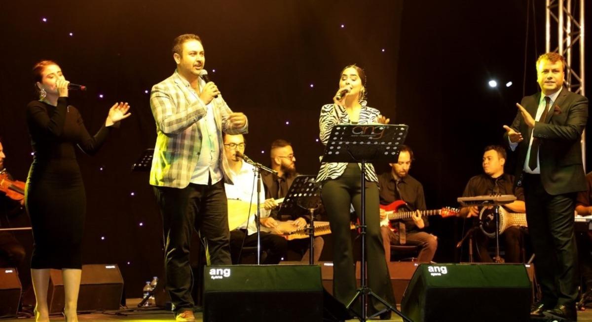 Afyonkarahisar&rsquo;da ilk defa d&uuml;zenlenen &lsquo;arabada konsere&rsquo; ilgi yoğun oldu