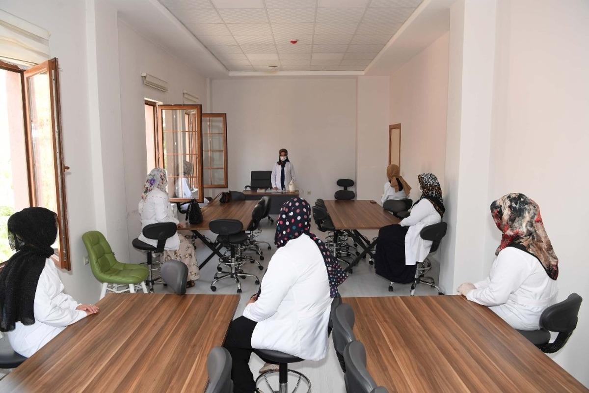 Muş Belediyesi meslek kursları ile kadınlara iş imk&acirc;nı sağlıyor