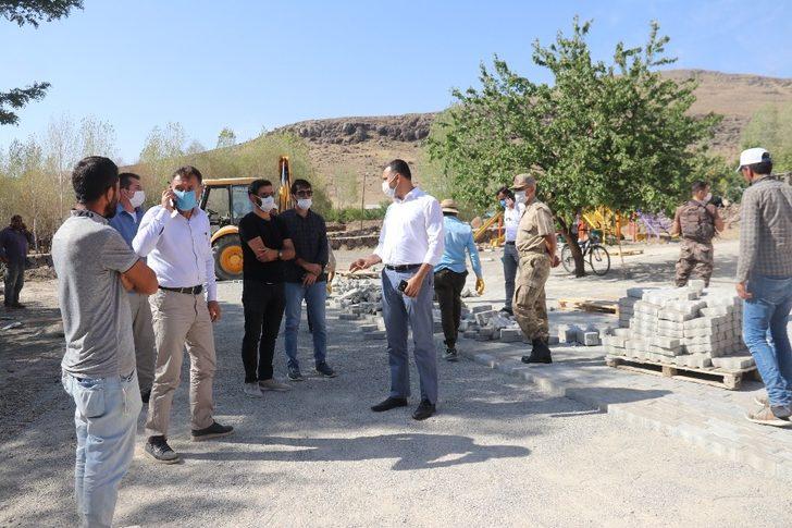 Muradiye Belediyesi, okul bahçelerini ve bozuk olan mahalle yollarına parke taşı döşüyor G1