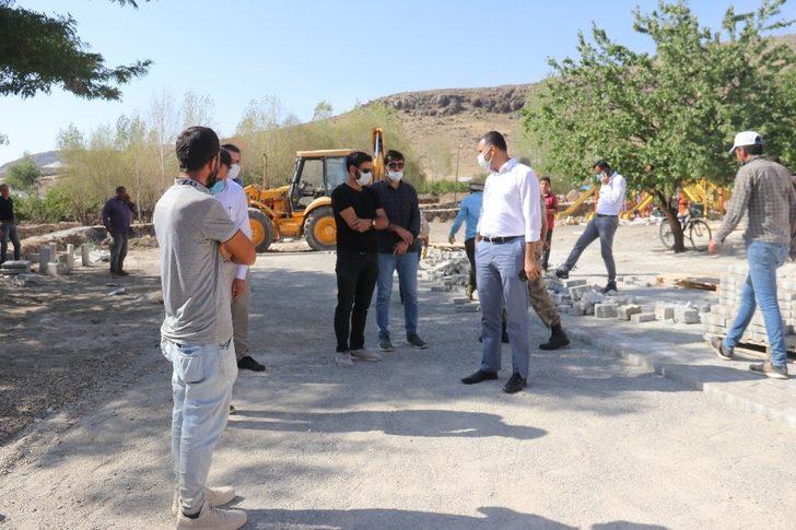 Muradiye Belediyesi, okul bahçelerini ve bozuk olan mahalle yollarına parke taşı döşüyor G2