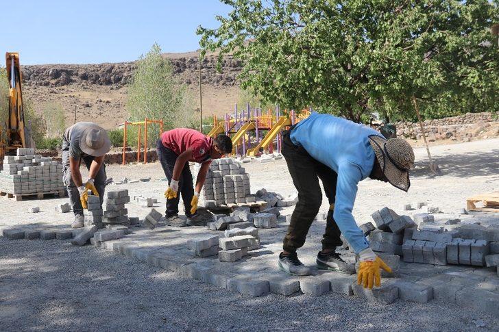 Muradiye Belediyesi, okul bahçelerini ve bozuk olan mahalle yollarına parke taşı döşüyor G3