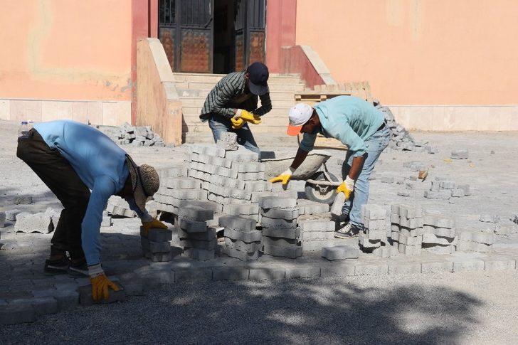 Muradiye Belediyesi, okul bahçelerini ve bozuk olan mahalle yollarına parke taşı döşüyor G4