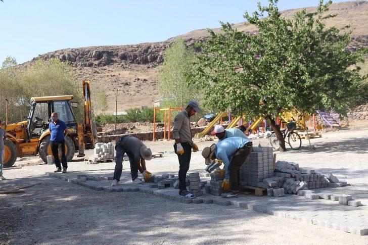 Muradiye Belediyesi, okul bahçelerini ve bozuk olan mahalle yollarına parke taşı döşüyor G5