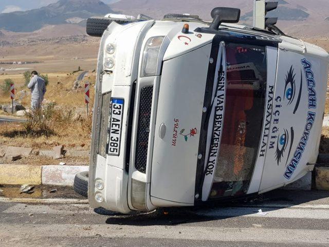 Kamyonla minibüs çarpıştı: 7 yaralı