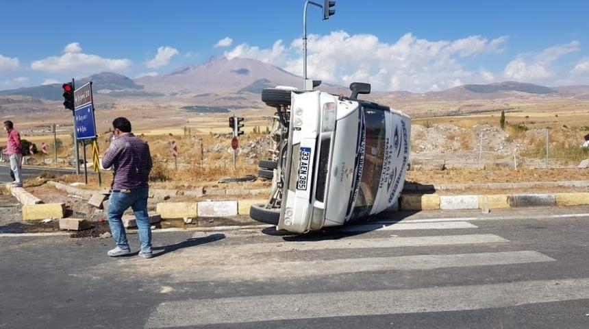 Kamyonla minib&uuml;s &ccedil;arpıştı: 7 yaralı