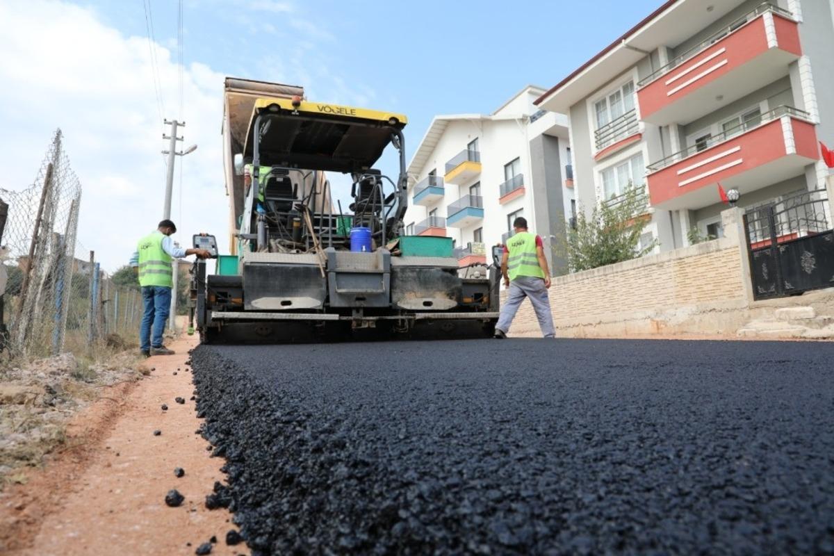 İzmit Belediyesinden Alikahya&rsquo;da 8 sokakta birden asfalt mesaisi