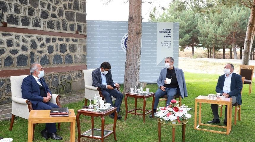 &Uuml;niversite Rekt&ouml;rleri, Rekt&ouml;r &Ccedil;omaklı&rsquo;yı tebrik etti