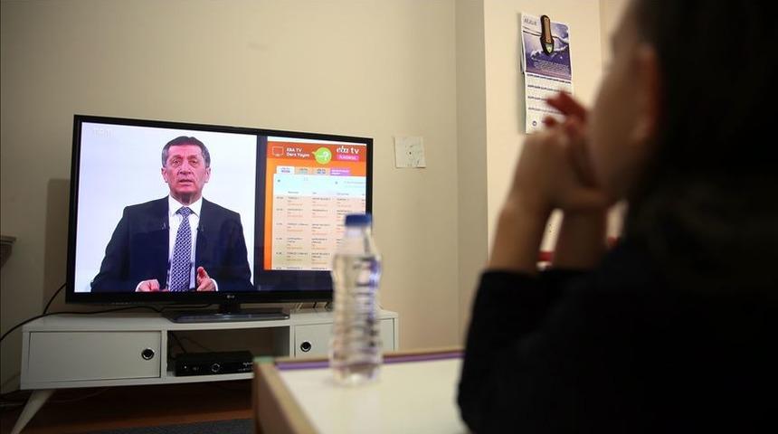 Bug&uuml;n EBA TV&rsquo;de hangi dersler var? EBA TV ortaokul yayın akışı nasıl? EBA TV ortaokul haftalık ders programı!