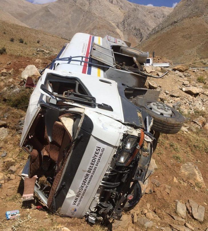 Van-Bahçesaray yolunda trafik kazası; 2 yaralı G2