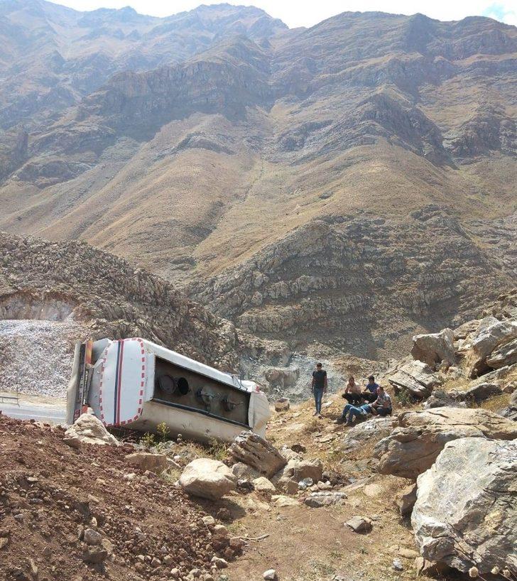 Van-Bahçesaray yolunda trafik kazası; 2 yaralı G4