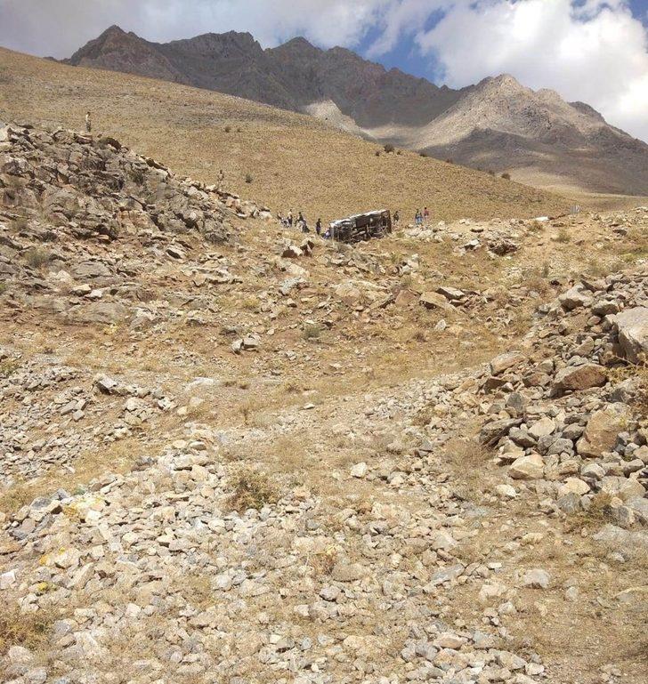 Van-Bahçesaray yolunda trafik kazası; 2 yaralı G5