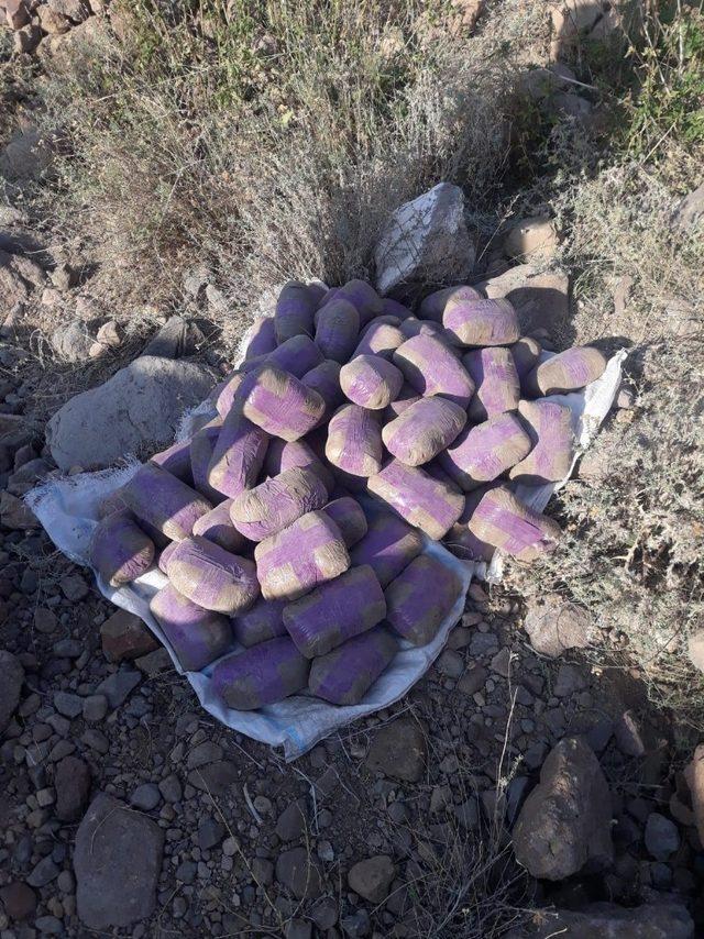Van’da taşların altına gizlenmiş 71 kilo eroin ele geçirildi