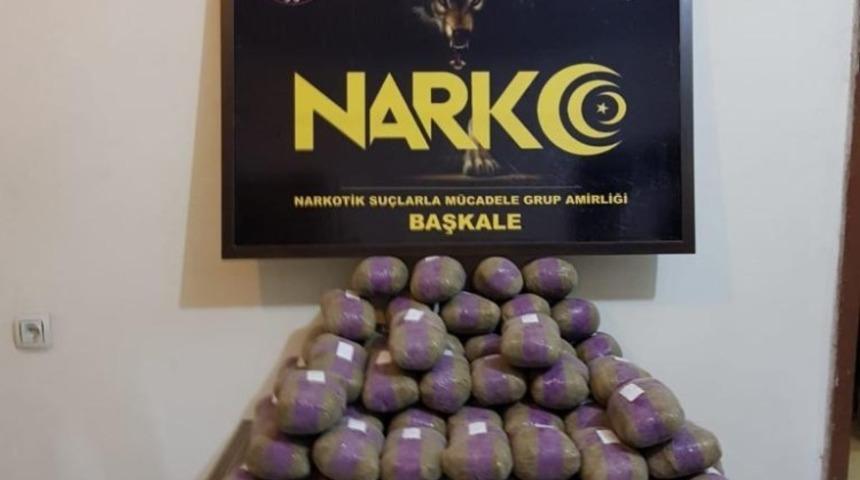 Van&rsquo;da taşların altına gizlenmiş 71 kilo eroin ele ge&ccedil;irildi